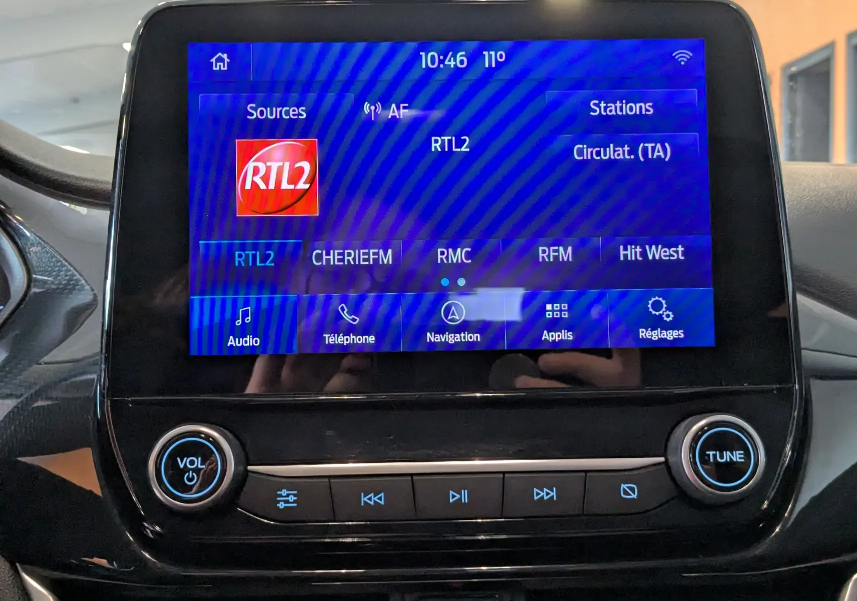 Écran tactile central du Ford Puma 2020 affichant la radio RTL2 avec commandes volume et réglages visibles.