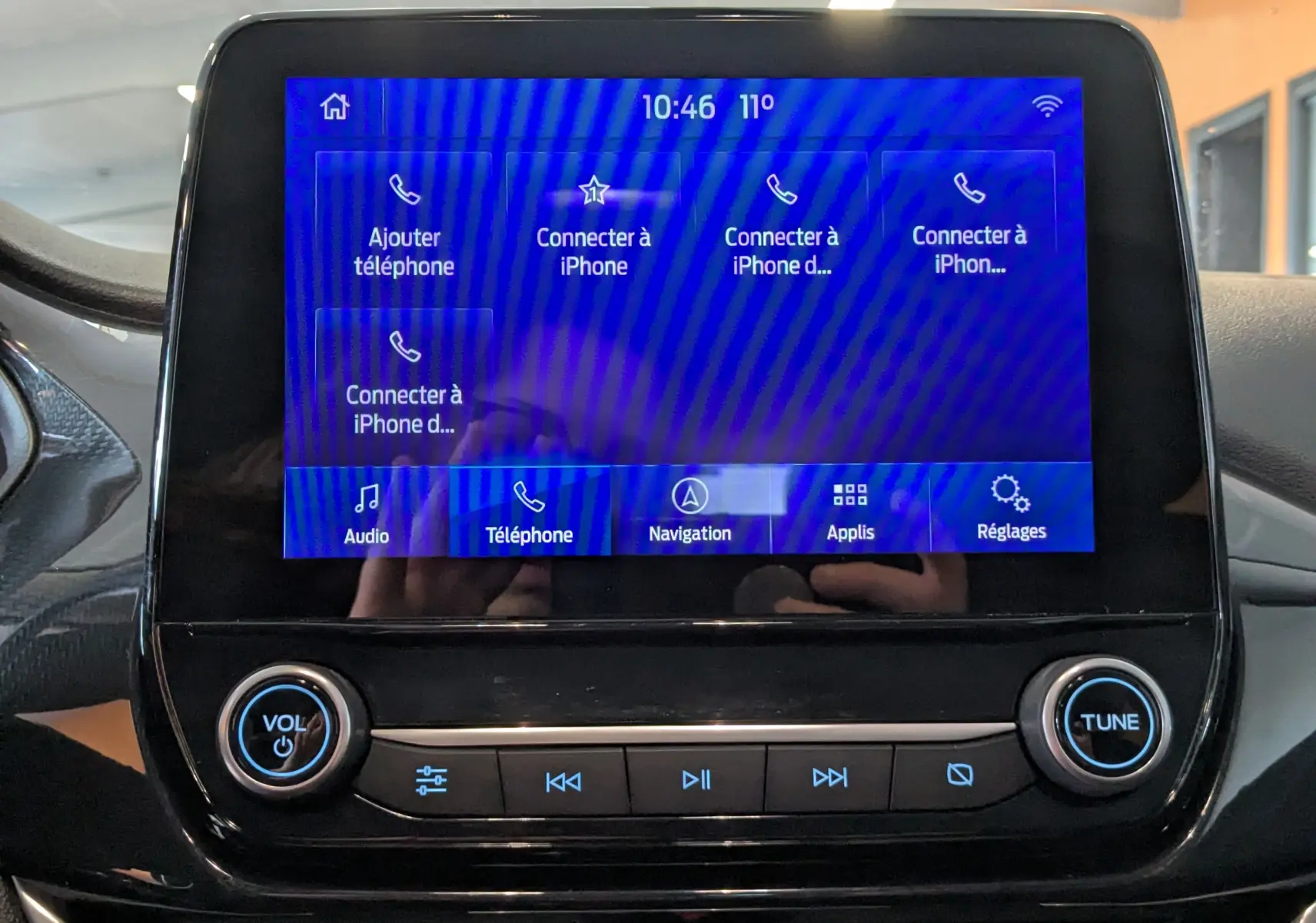 Écran tactile central du tableau de bord du Ford Puma 2020, affichant les options de connexion téléphone et navigation.