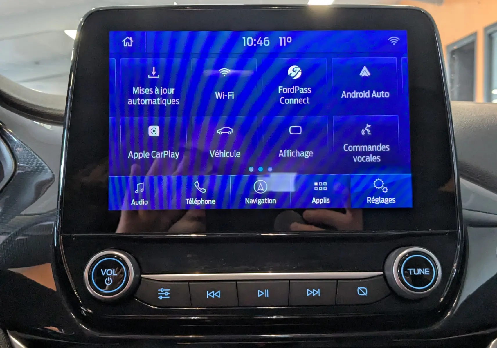Écran tactile central du Ford Puma 2020 gris, affichant les options connectivité et réglages audio.