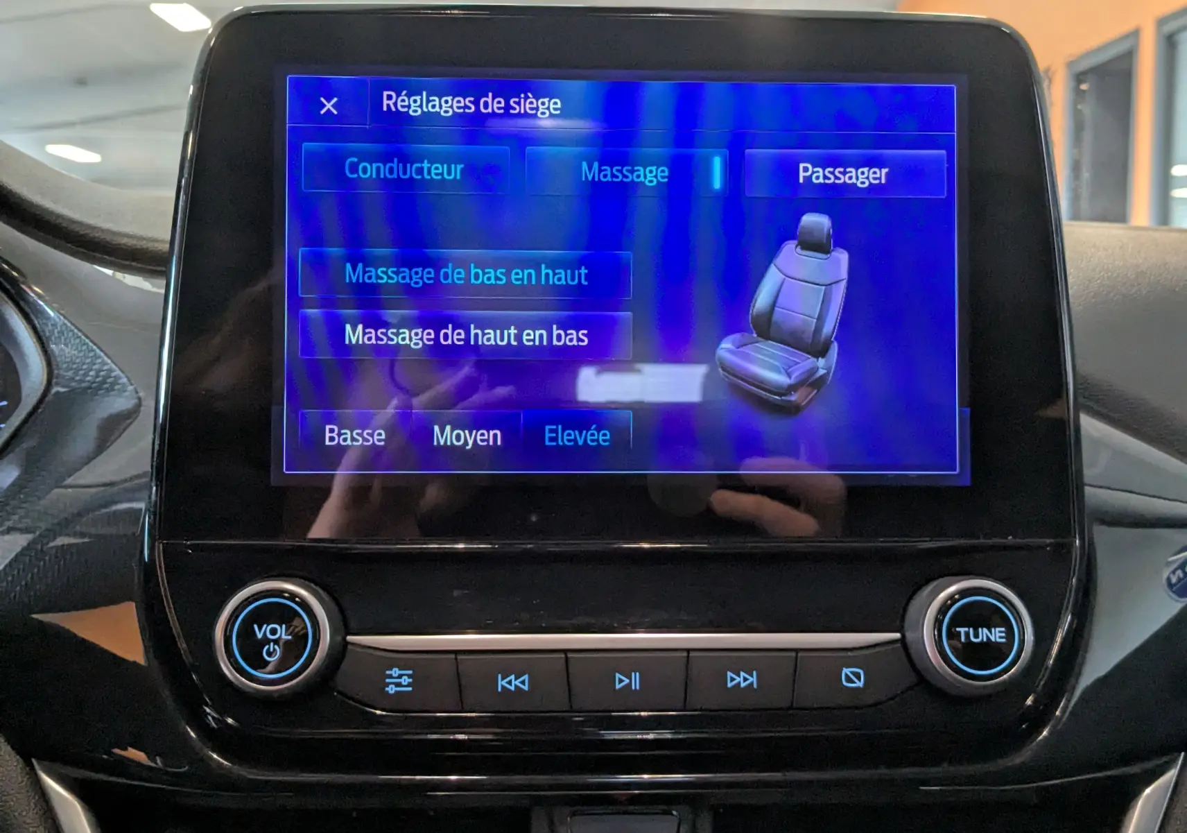 Écran tactile du système multimédia du Ford Puma 2020 montrant les réglages de massage des sièges en intérieur noir.