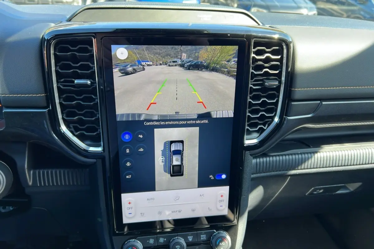 Vue rapprochée de l’écran tactile central du Ford Ranger gris carbone 2026 affichant la caméra 360° et l’aide au stationnement.