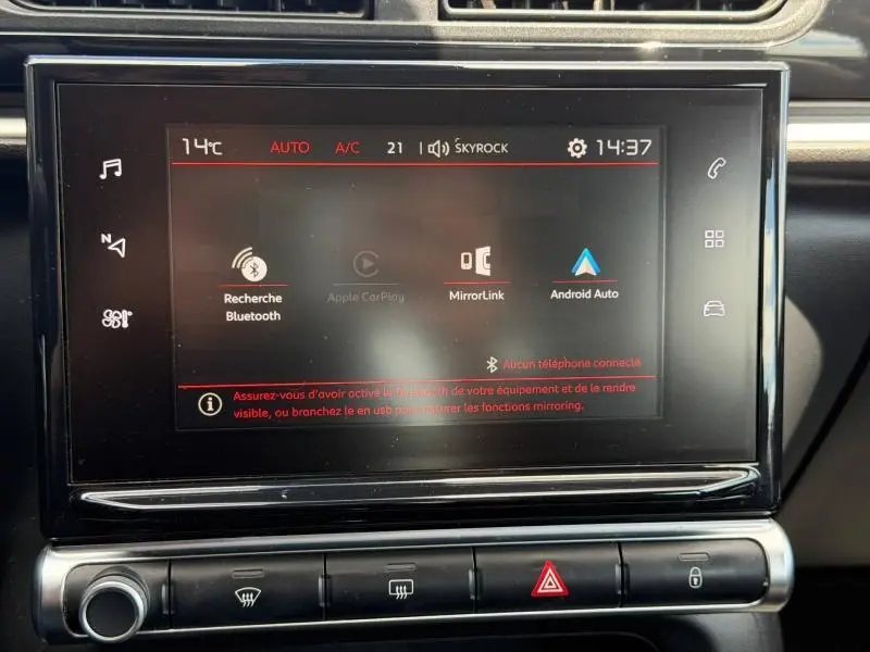 Écran tactile central de la Citroën C3 PureTech 82ch Feel 2017 affichant les options Bluetooth, MirrorLink et Android Auto.