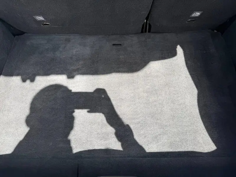 Vue plongeante sur le coffre vide de la Citroën C3 PureTech 82ch Feel 2017, intérieur tissu gris sombre.