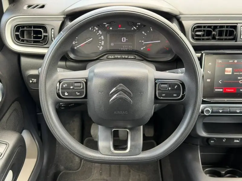 Vue centrée sur le volant noir de la Citroën C3 PureTech 82ch Feel 2017 avec tableau de bord et écran tactile visible.