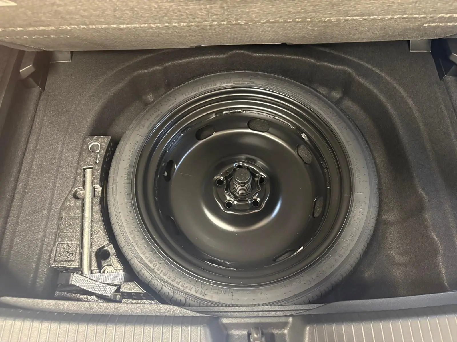 Roue de secours en acier noir dans le coffre d’une Volkswagen Golf 1.5 TSI 116 BVM6 VW Edition 2025.