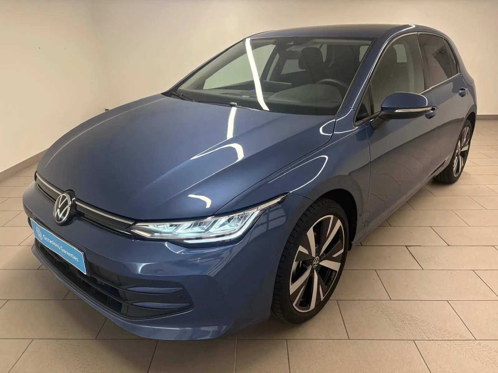 Volkswagen Golf 1.5 TSI 116 BVM6 Bleu Anémone, vue 3/4 avant droit avec jantes alliage 18'' Catania.