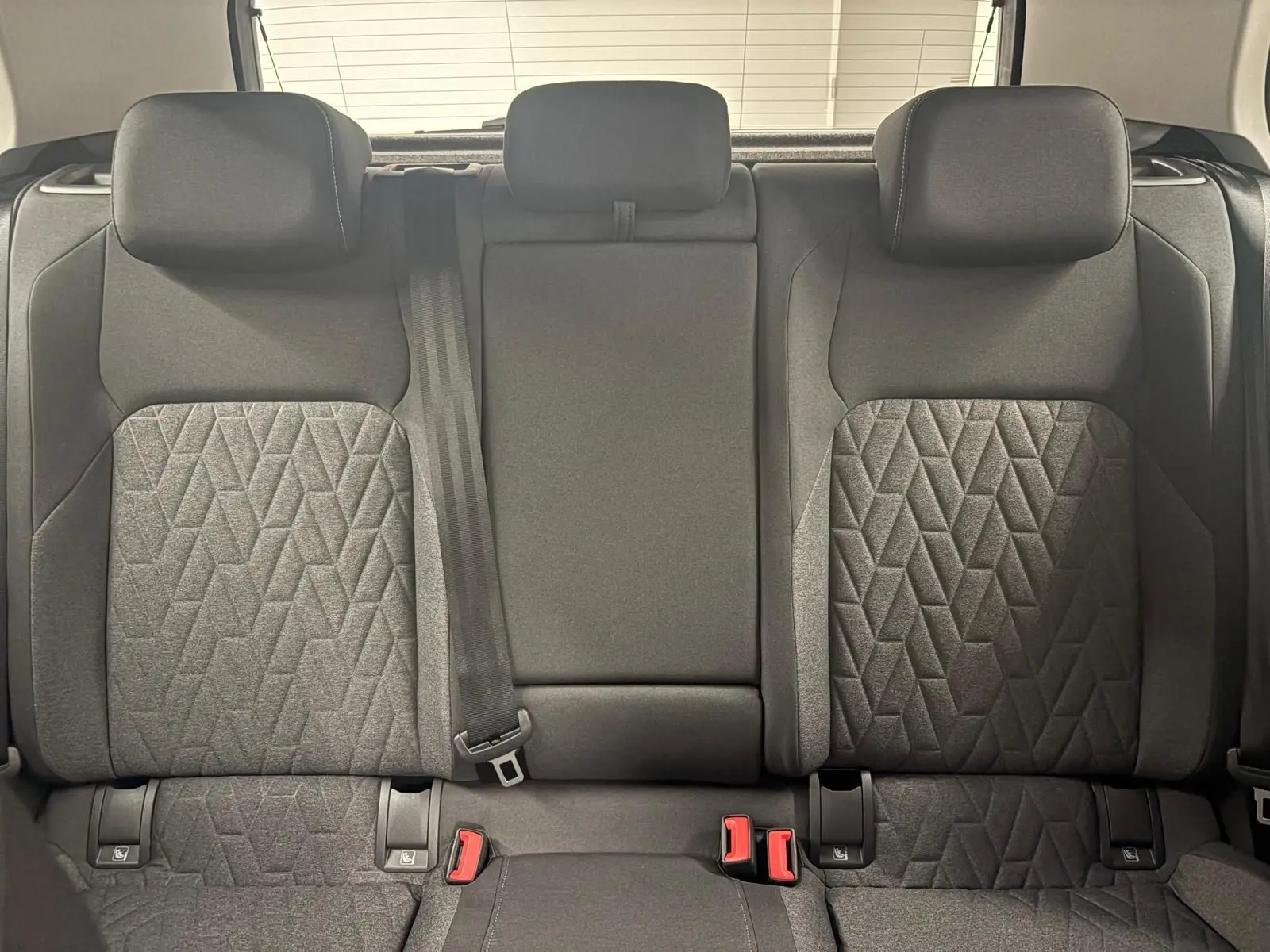 Vue intérieure sur les sièges arrière en tissu gris avec motifs géométriques de la Volkswagen Golf 1.5 TSI 2025.