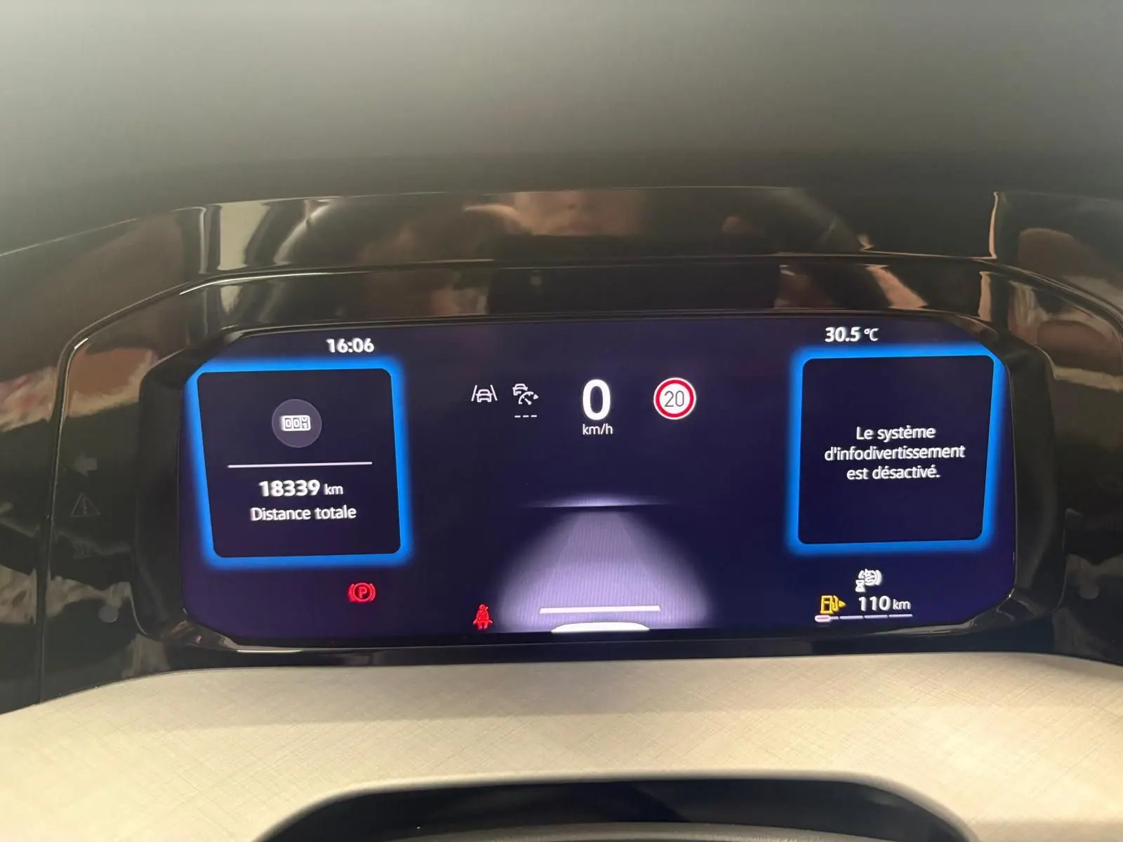 Tableau de bord numérique de Volkswagen Golf 1.5 TSI 2025 affichant 18339 km, vitesse 0 km/h et température 30,5°C.