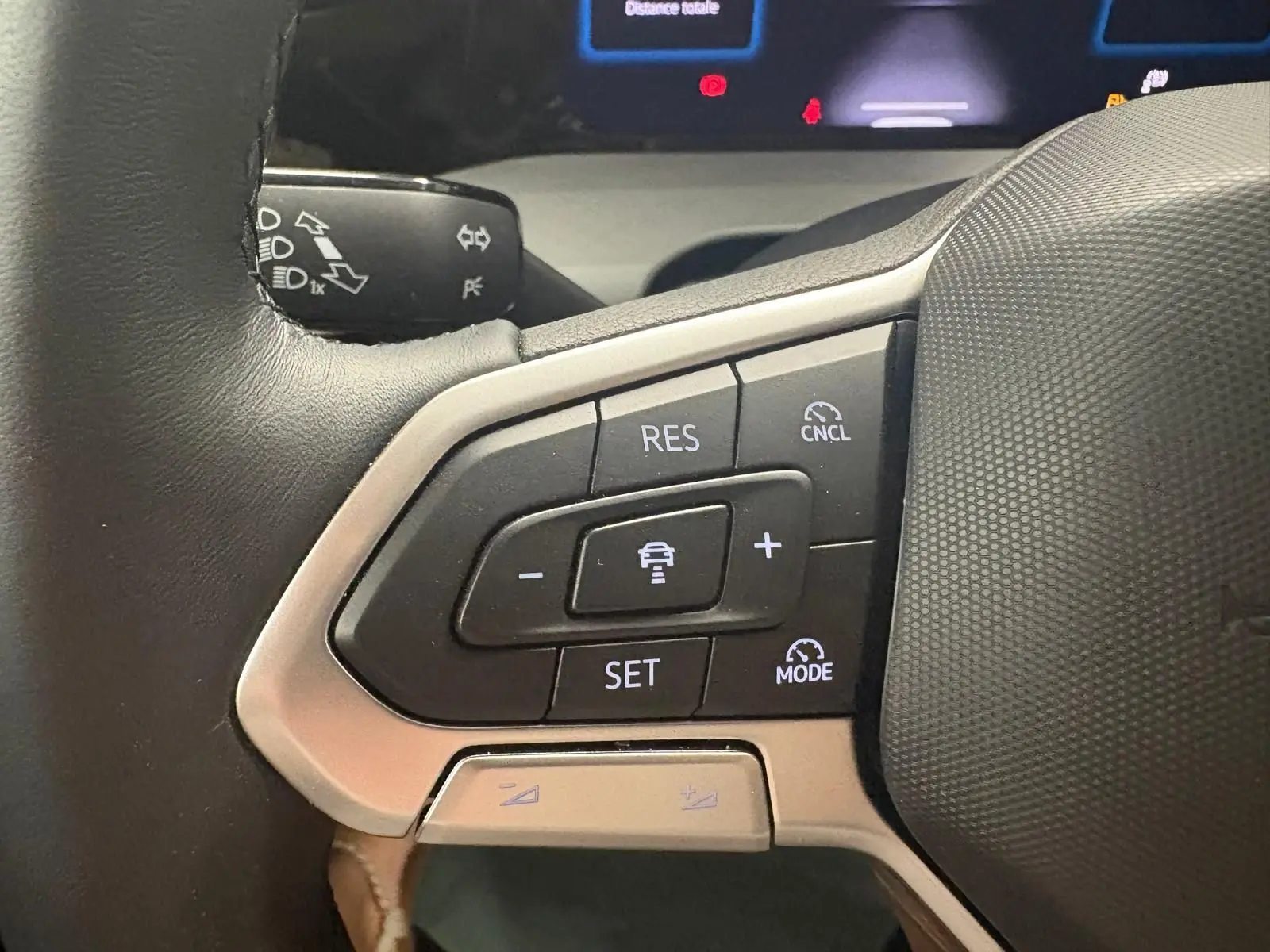Gros plan sur les commandes du volant côté gauche de la Volkswagen Golf 1.5 TSI 116 BVM6 Bleu Anémone, 2025.