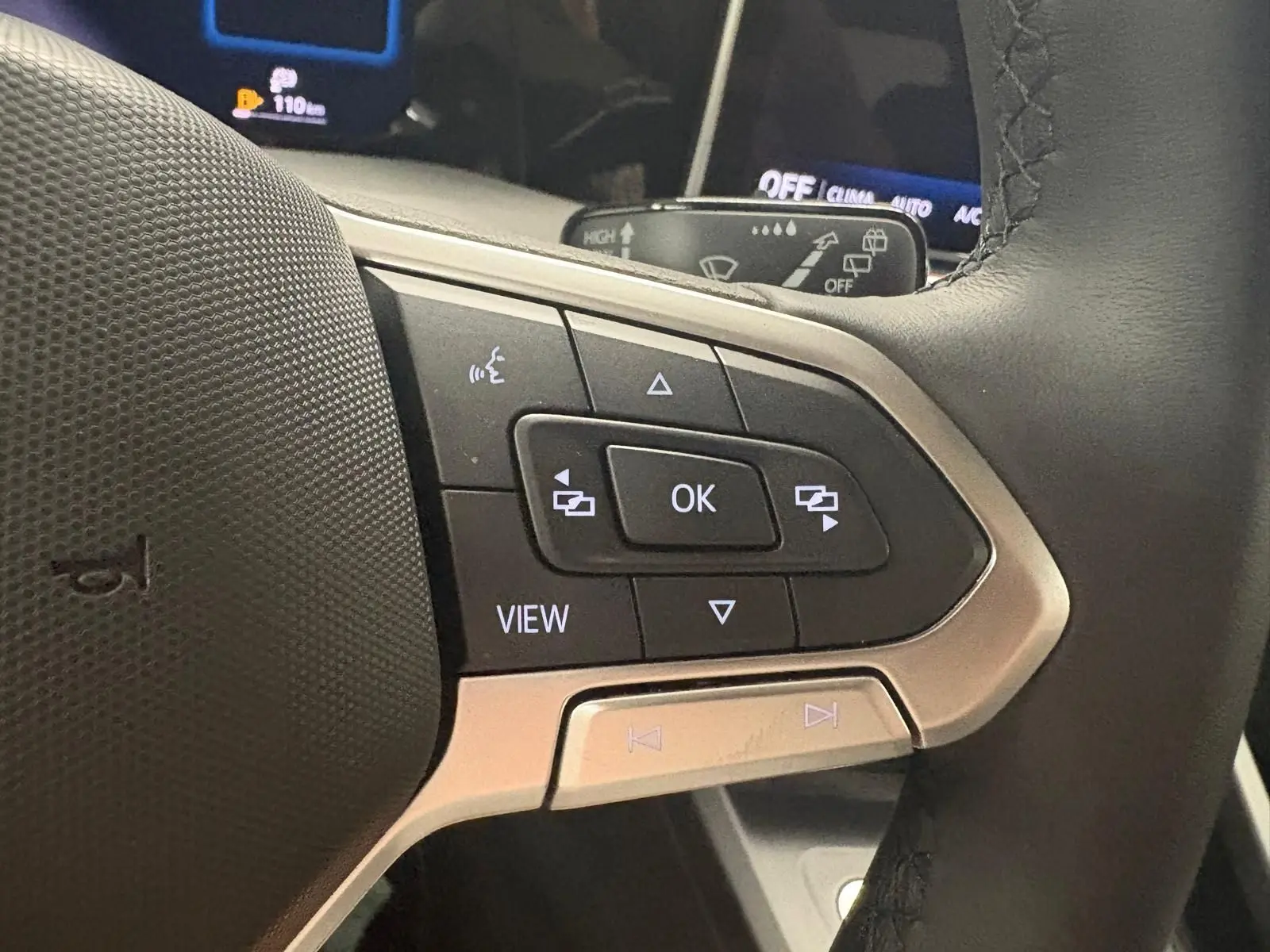 Gros plan sur les commandes multifonctions au volant du Volkswagen Golf 1.5 TSI 116 BVM6 VW Edition.