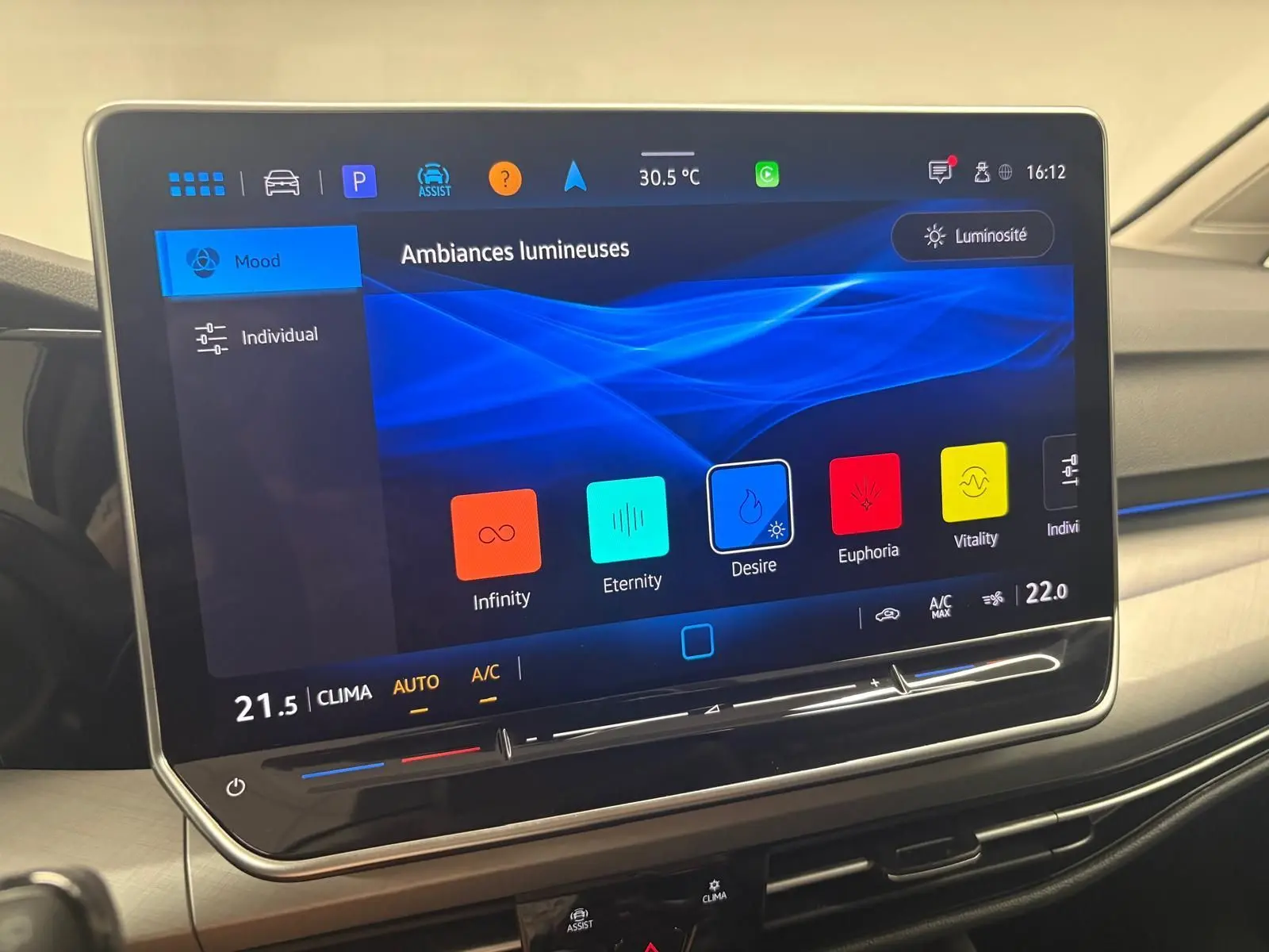 Écran tactile central de la Volkswagen Golf 1.5 TSI 2025 affichant les options d'ambiances lumineuses.