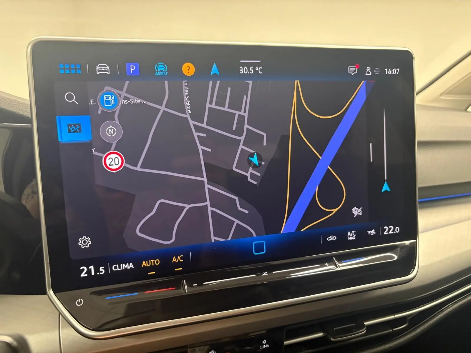 Écran tactile central du tableau de bord de la Volkswagen Golf 1.5 TSI 116 BVM6 VW Edition affichant la navigation et la climatisation.
