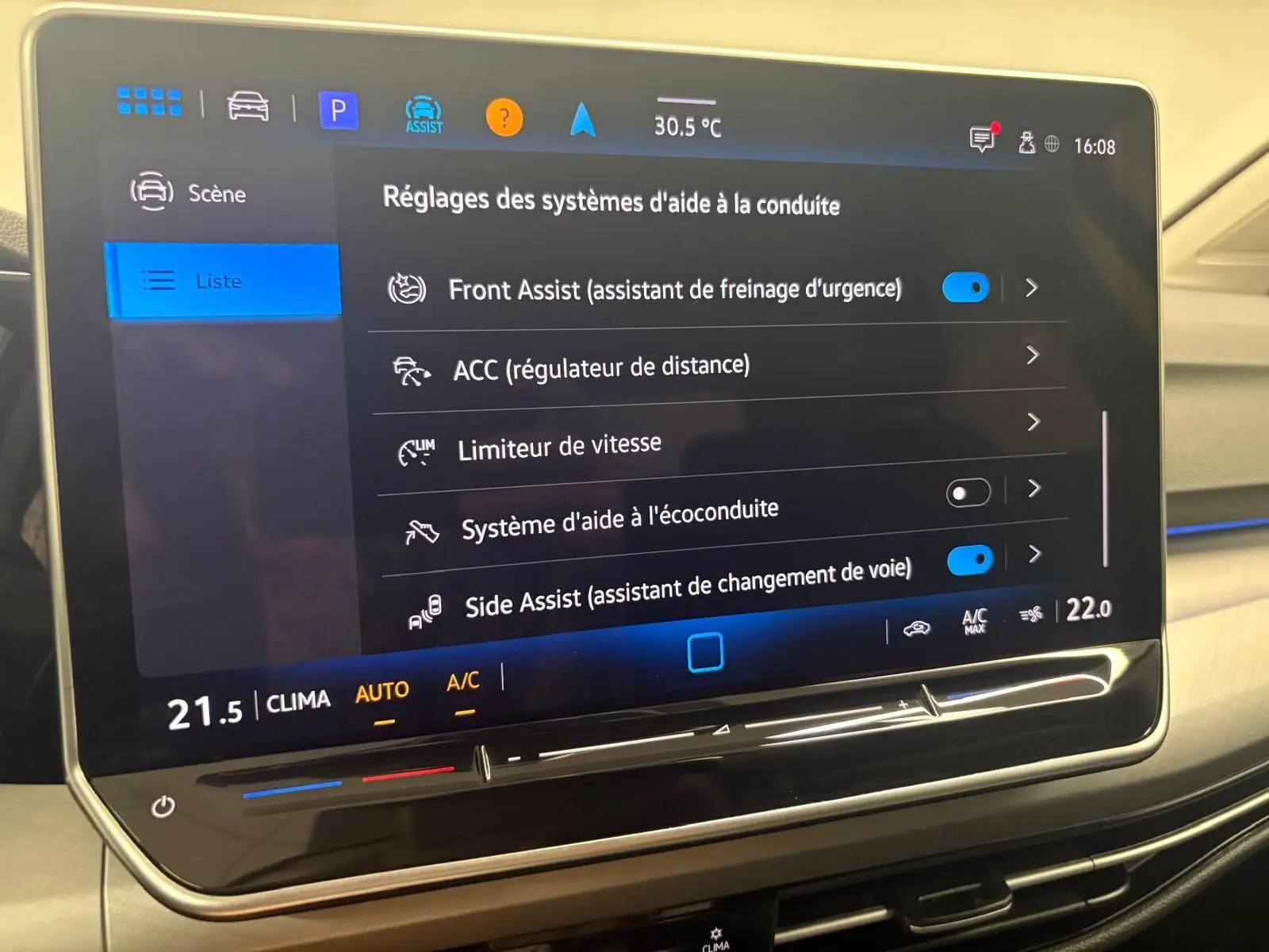 Écran tactile intérieur de la Volkswagen Golf 1.5 TSI 2025 affichant les réglages des aides à la conduite.