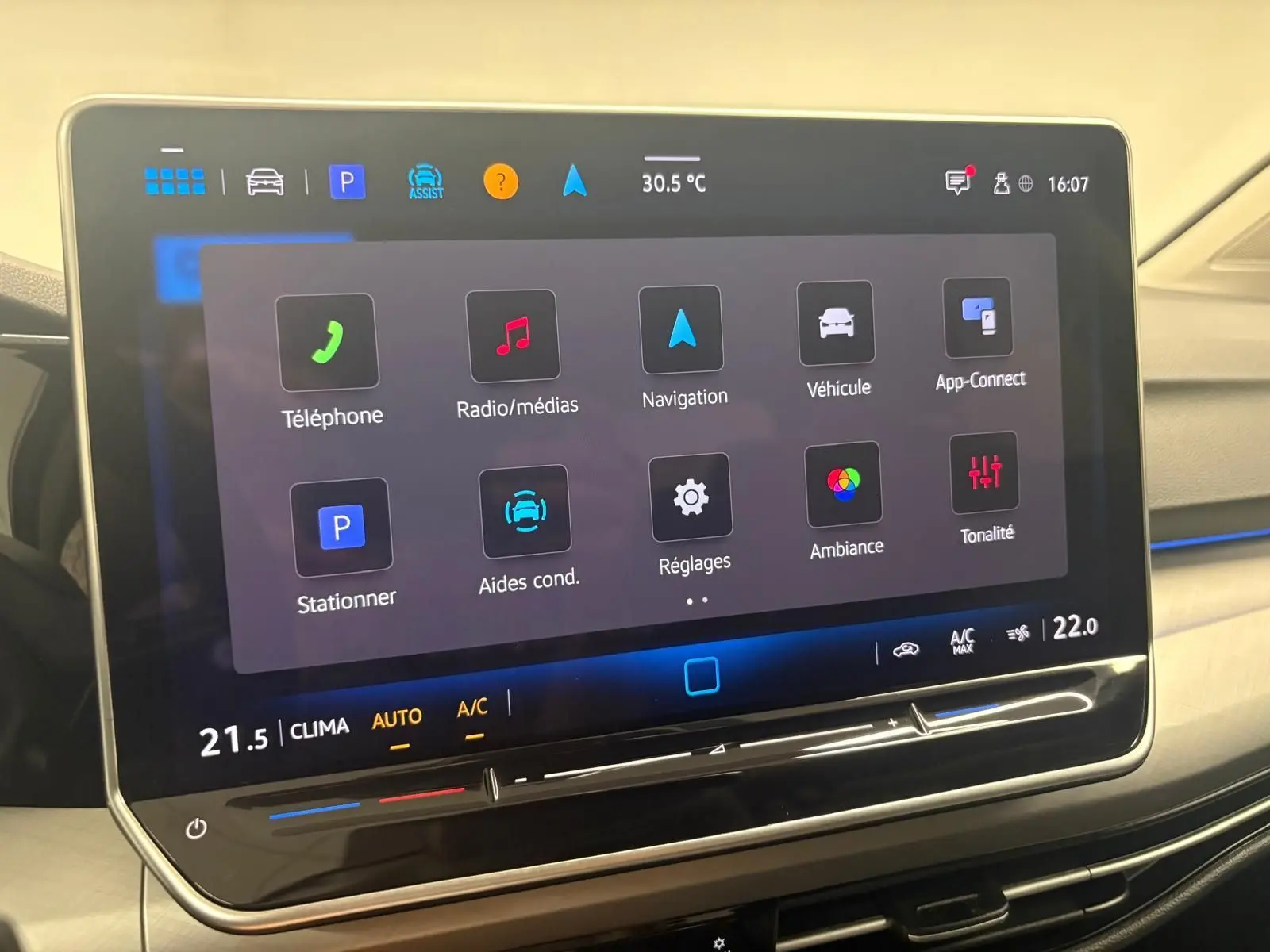 Écran tactile central affichant les options multimédia et climatisation dans une Volkswagen Golf 1.5 TSI 2025.