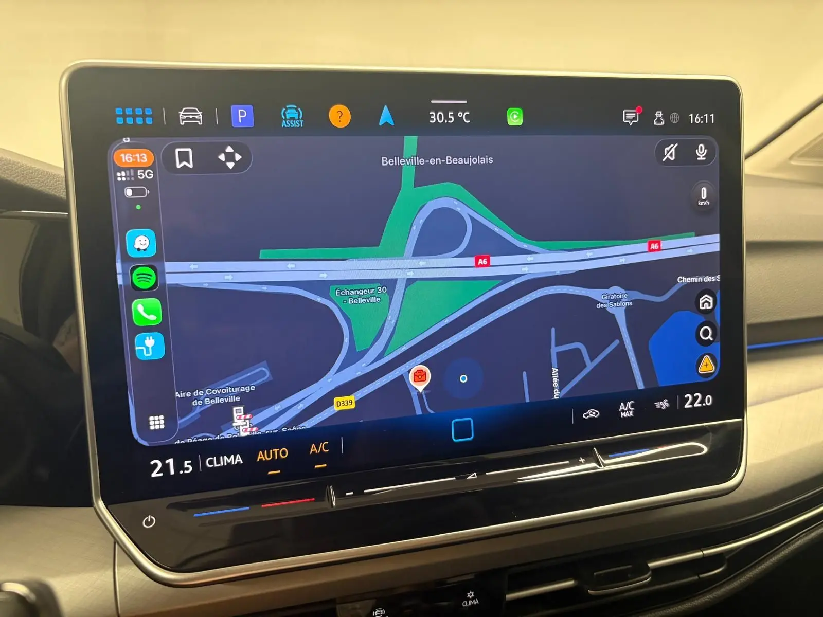 Écran tactile central du tableau de bord de la Volkswagen Golf 1.5 TSI 116 BVM6 VW Edition, affichant la navigation.