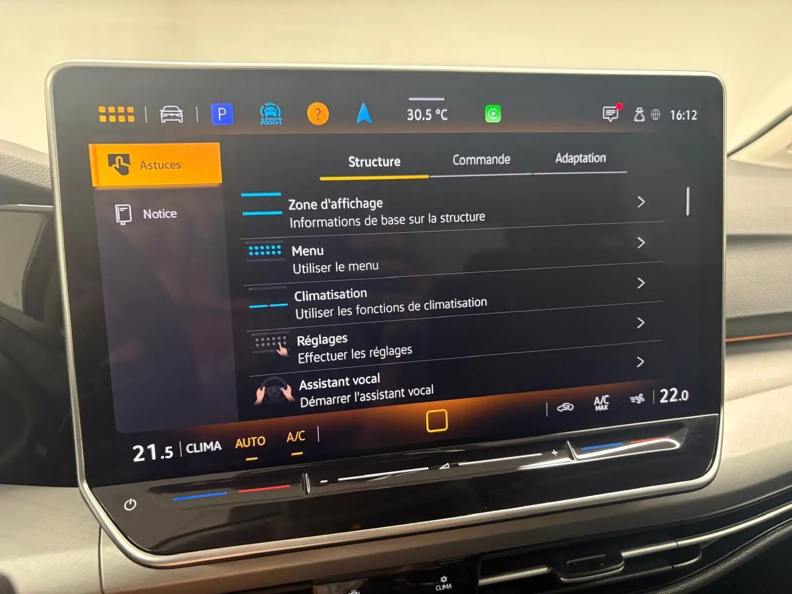 Écran tactile central de la Volkswagen Golf 1.5 TSI 2025 affichant le menu de réglages avec commandes climatisation.