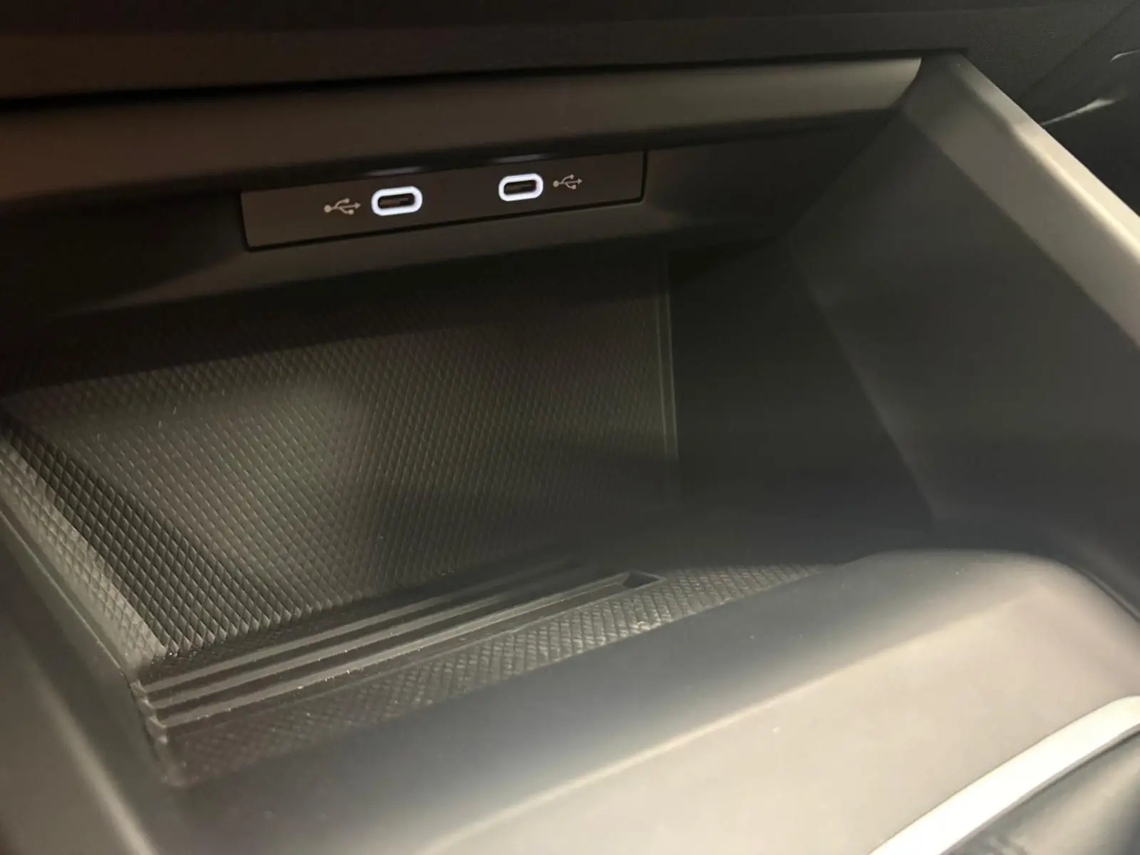 Gros plan sur la console centrale intérieure de la Volkswagen Golf 1.5 TSI 116 BVM6 VW Edition avec ports USB-C visibles.