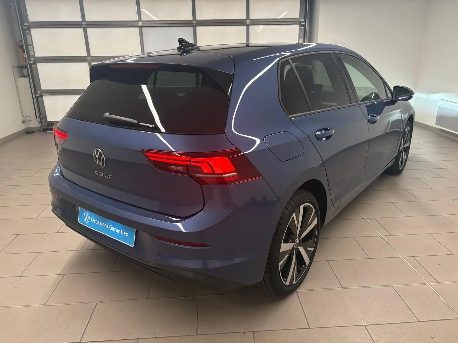 Vue 3/4 arrière droite d'une Volkswagen Golf 1.5 TSI 116 BVM6 Bleu Anémone avec jantes alliage 18'' Catania.