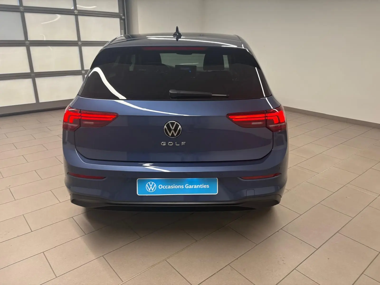 Vue arrière d'une Volkswagen Golf 1.5 TSI 116 BVM6 Bleu Anémone avec feux LED et logo VW bien visibles.