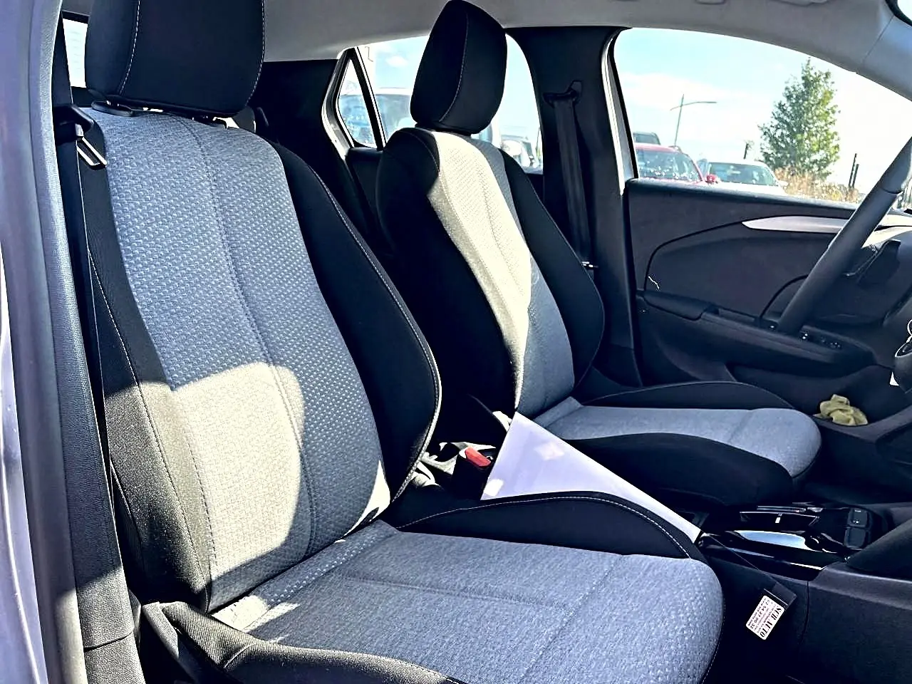 Vue intérieure côté gauche des sièges avant en tissu noir et gris clair de l’Opel Corsa 2025.