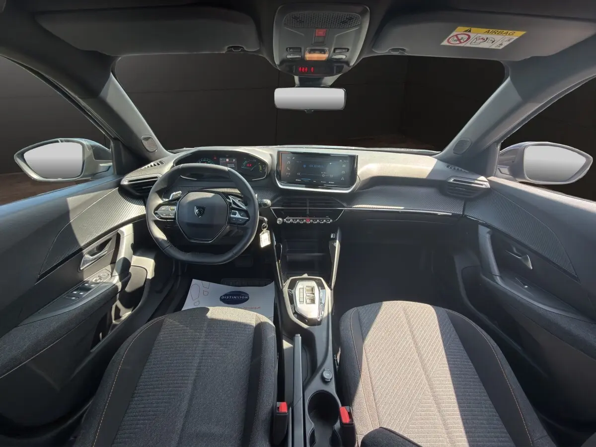 Vue intérieure avant du Peugeot 2008 Hybrid 145 e-DCS6 Style, volant cuir multifonctions et écran tactile central.