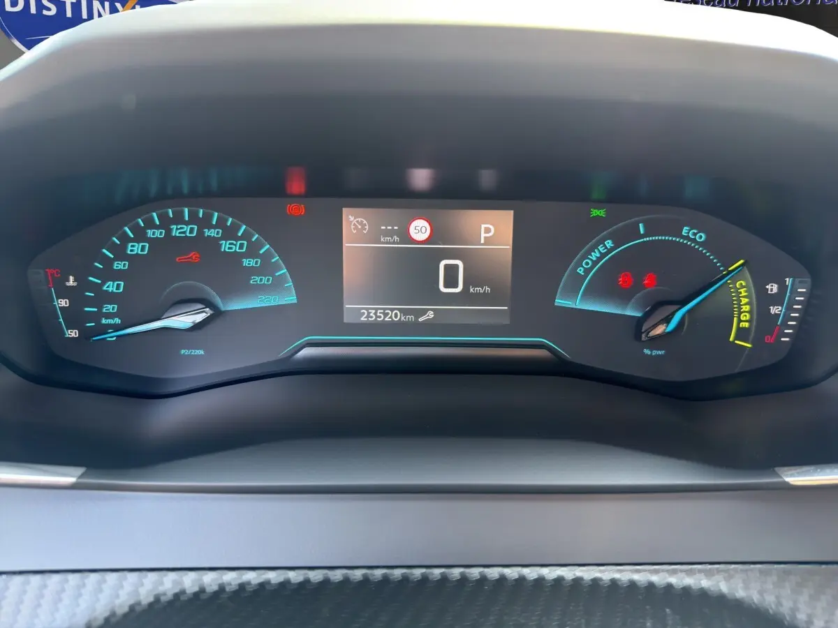 Combiné d'instruments numérique du Peugeot 2008 Hybrid 145, affichage multifonctions avec jauges vitesse et énergie.