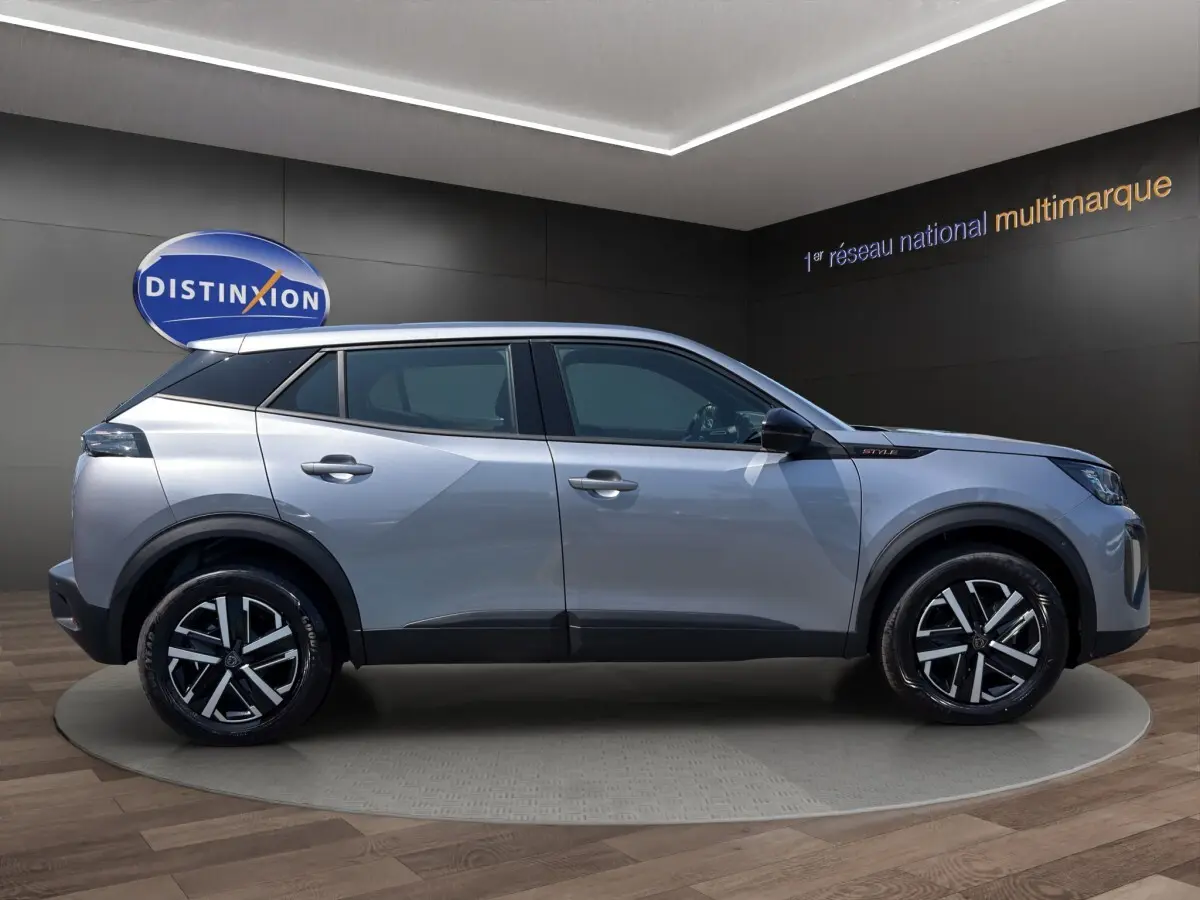 Peugeot 2008 Hybrid 145 e-DCS6 STYLE gris clair vue de profil côté gauche en intérieur showroom.