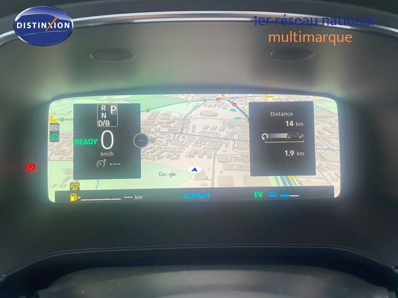 Tableau de bord numérique du Renault Captur E-Tech hybride, affichant la navigation et l'état du véhicule.