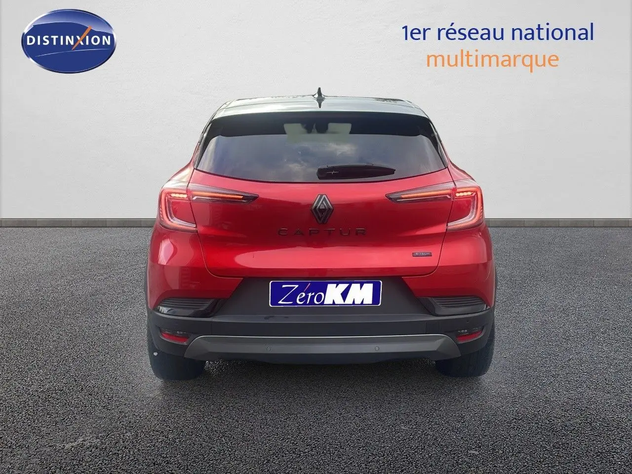 Vue arrière d'un Renault Captur 2025 rouge passion avec toit noir, mettant en valeur ses feux LED et son logo central.