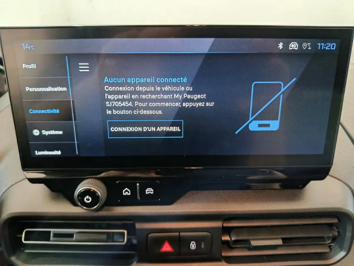 Écran tactile central du tableau de bord du Peugeot Partner XL 2025 avec menu connectivité affiché.
