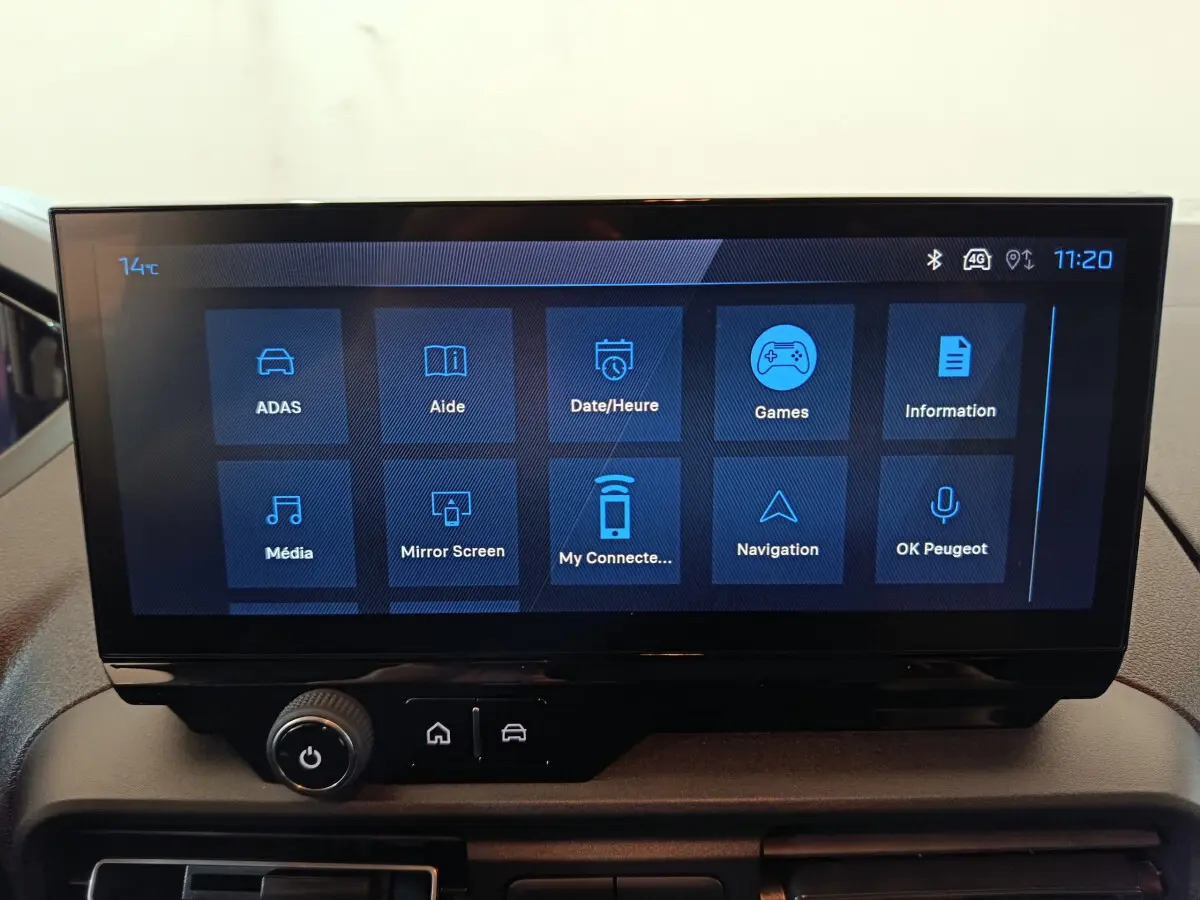 Écran tactile central du tableau de bord du Peugeot Partner XL 2025 affichant les options multimédia et assistance.