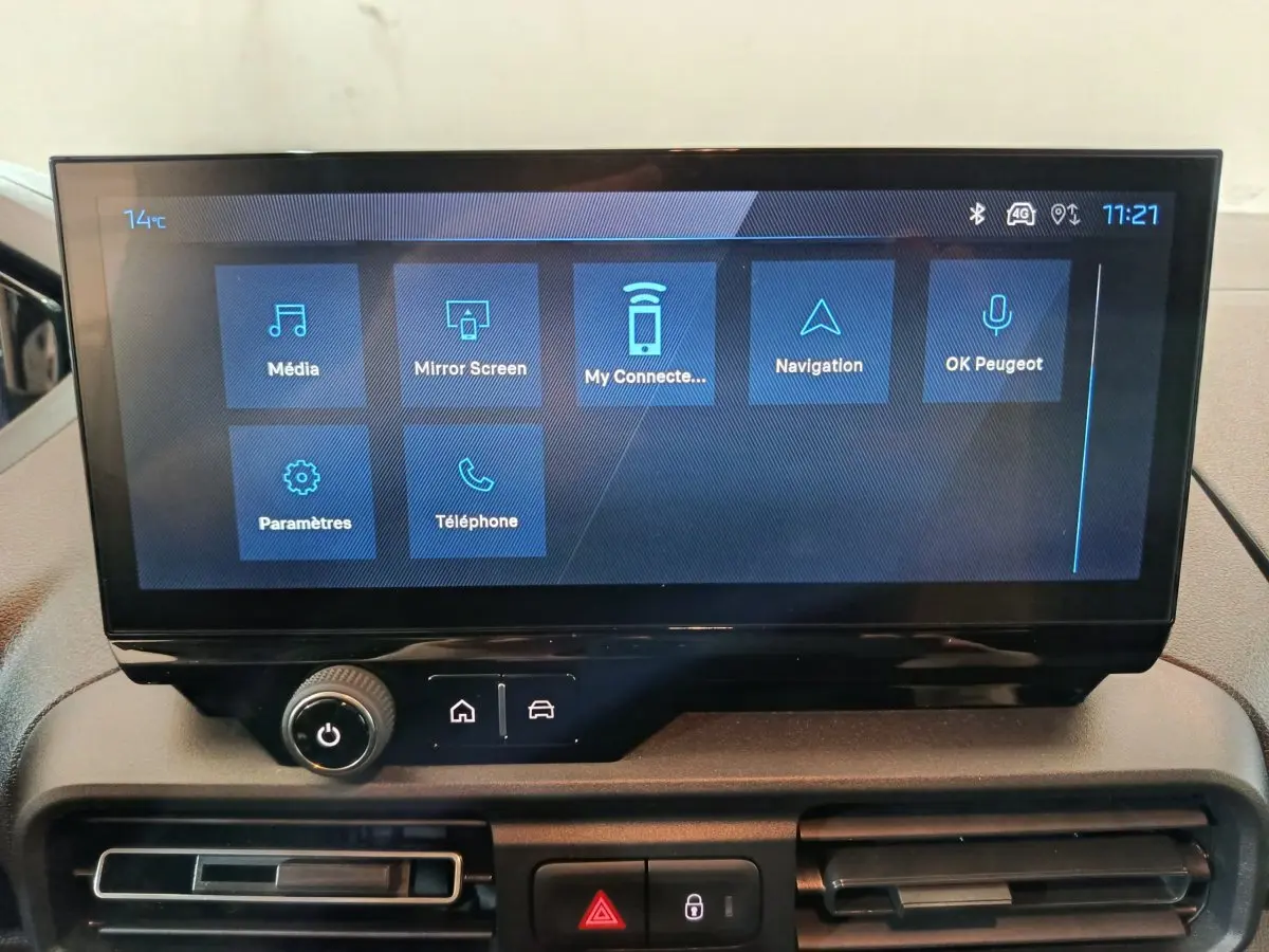 Écran tactile central du tableau de bord du Peugeot Partner XL 2025, affichant les options multimédia et navigation.