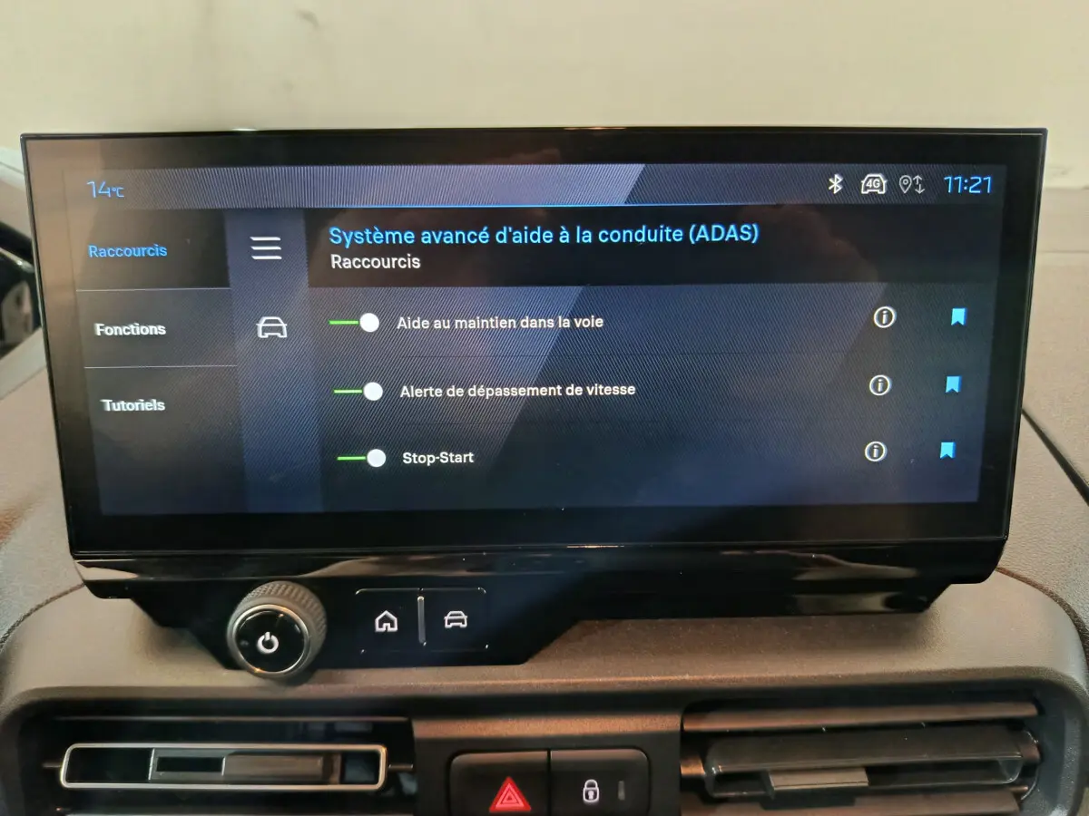 Écran tactile central du tableau de bord du Peugeot Partner XL blanc 2025 affichant les aides à la conduite avancées.