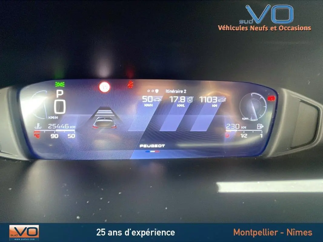 Affichage numérique du cockpit de la Peugeot 308 gris 2024, montrant vitesse, autonomie et indicateurs de conduite.