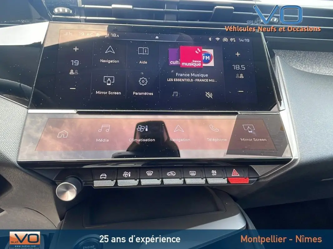 Vue rapprochée du tableau de bord numérique et de la console tactile de la Peugeot 308 gris 2024, version BlueHDi Allure.