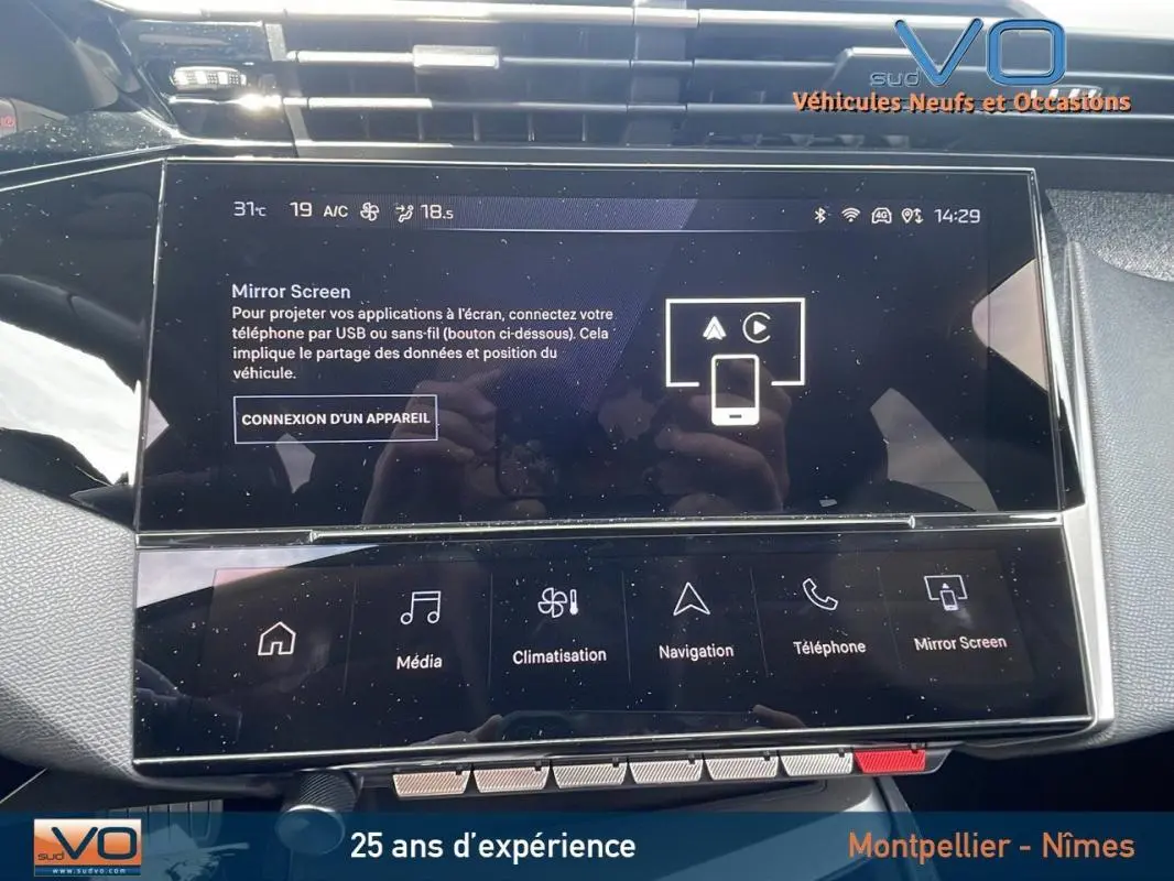 Écran tactile central du tableau de bord de la Peugeot 308 gris, affichant les options multimédia et navigation.