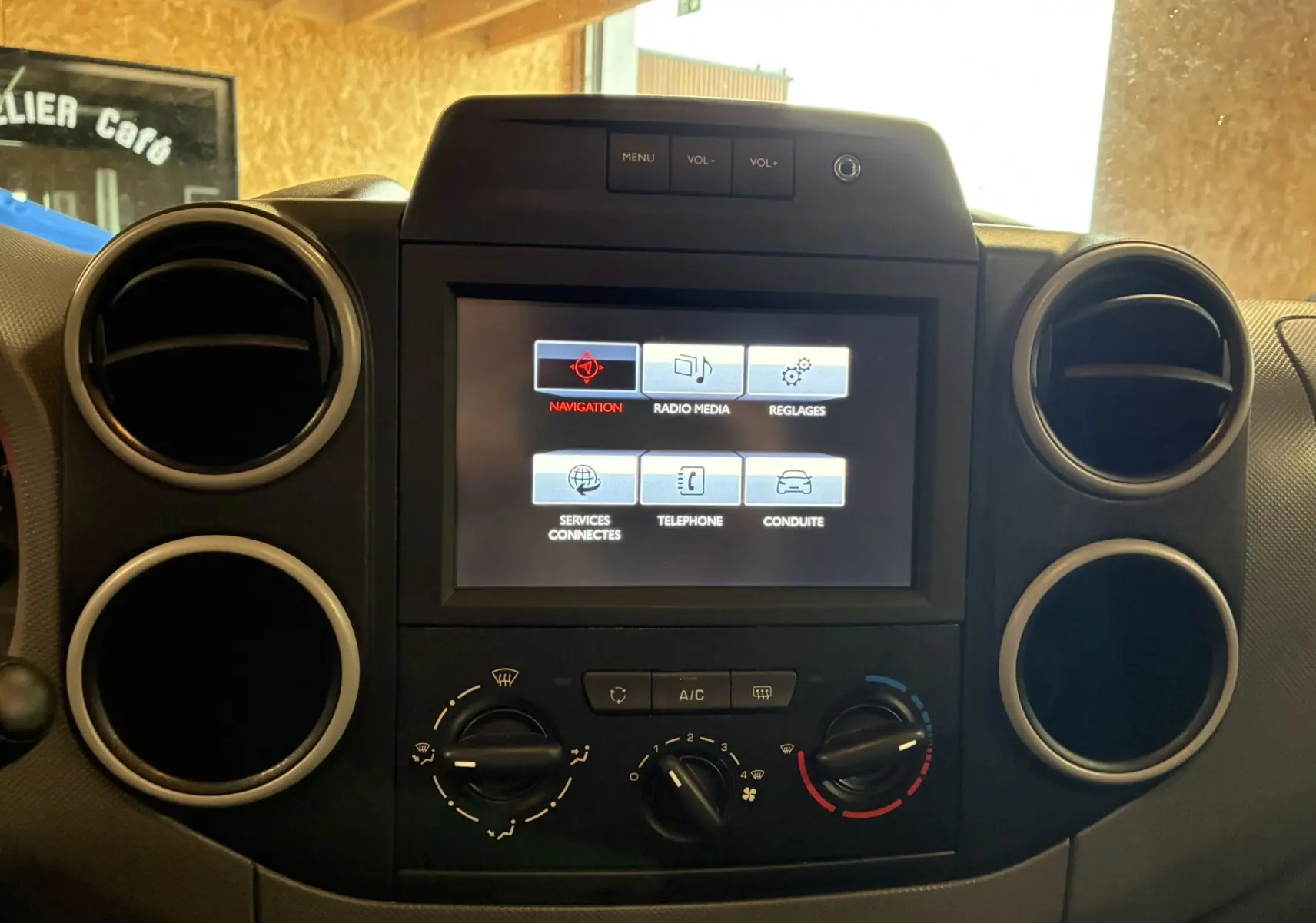 Tableau de bord noir du Citroën Berlingo 1.6 BlueHDi 2016, vue frontale centrée sur l'écran tactile et les aérateurs ronds.