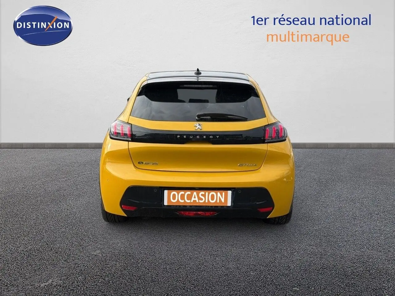 Vue arrière d'une Peugeot 208 électrique jaune Faro avec toit noir, mettant en valeur ses feux LED distinctifs.
