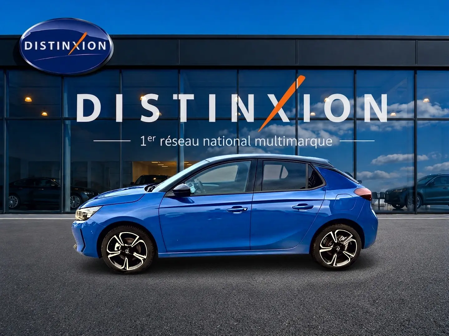 Opel Corsa 1.2 turbo bleu vue de profil côté gauche, avec jantes alu et lignes dynamiques visibles.