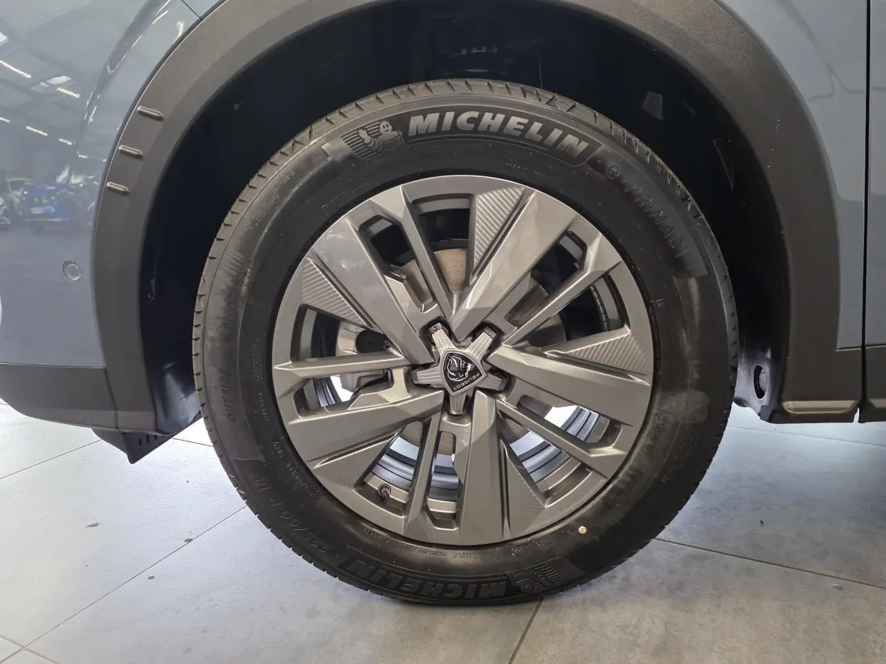 Gros plan sur la roue avant gauche du Peugeot 3008 bleu, jante alliage 18'' Basel avec pneu Michelin.