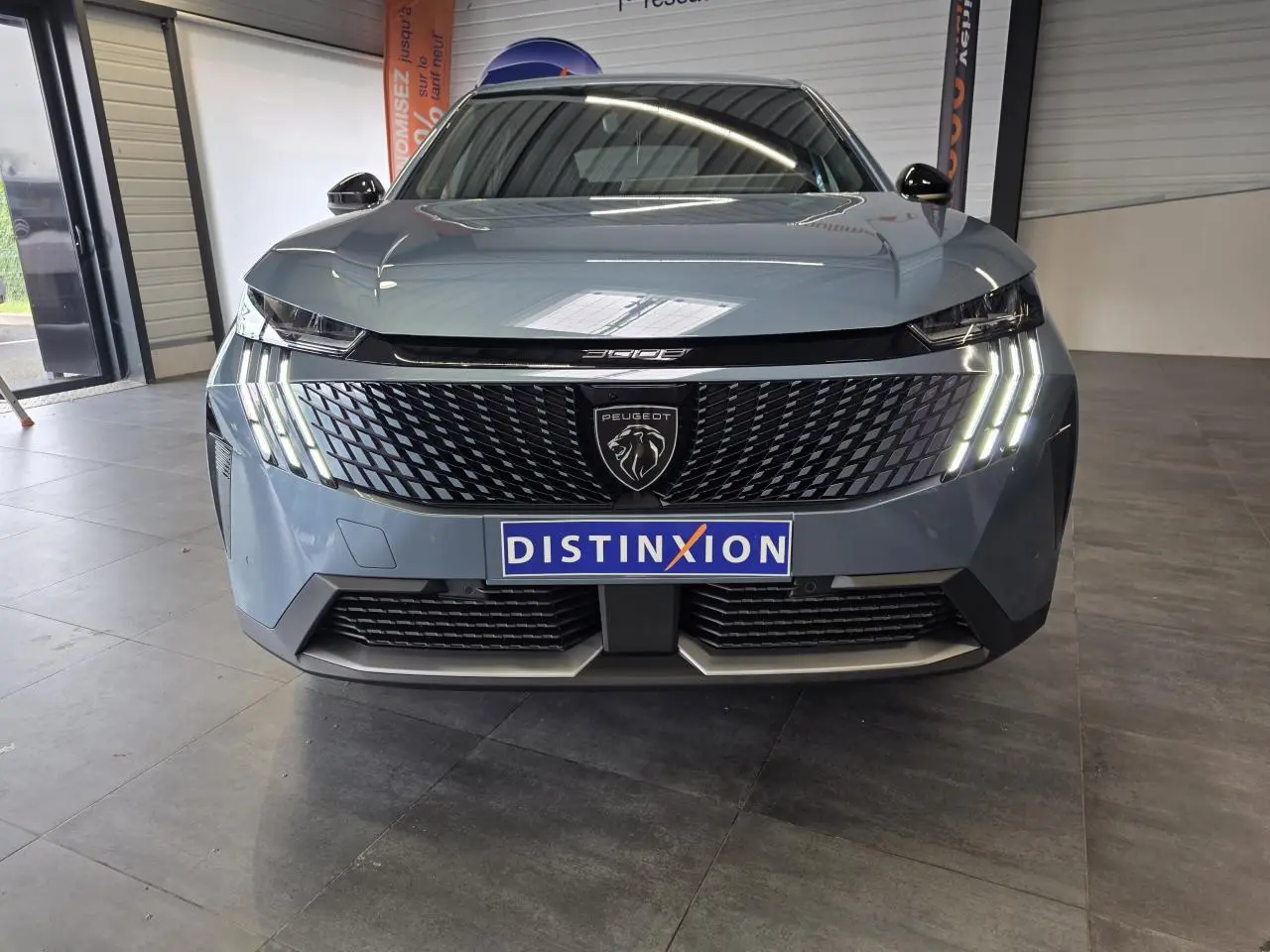 Vue avant d'un Peugeot 3008 bleu avec calandre noire laquée et feux LED à trois griffes allumés.
