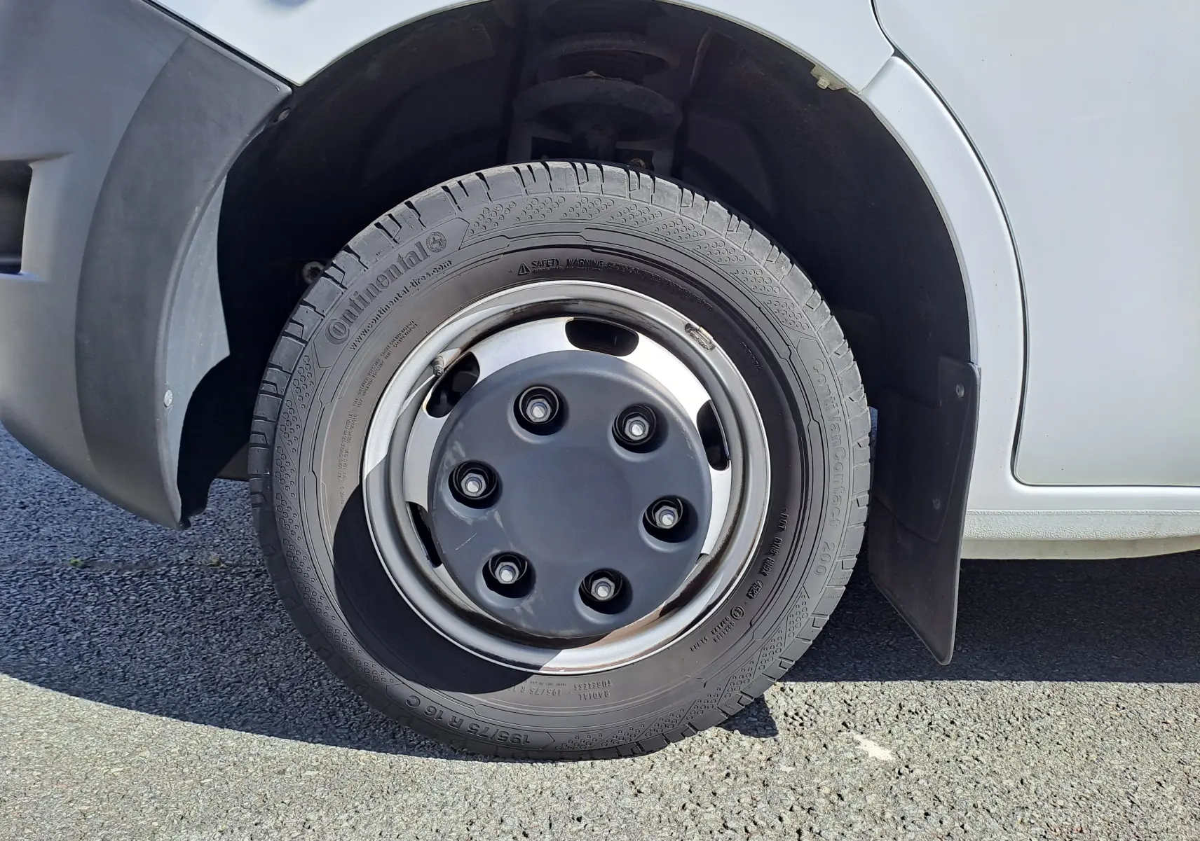 Gros plan sur la roue avant droite du Nissan Interstar blanc 2024, avec jante acier et pneu Continental visible.