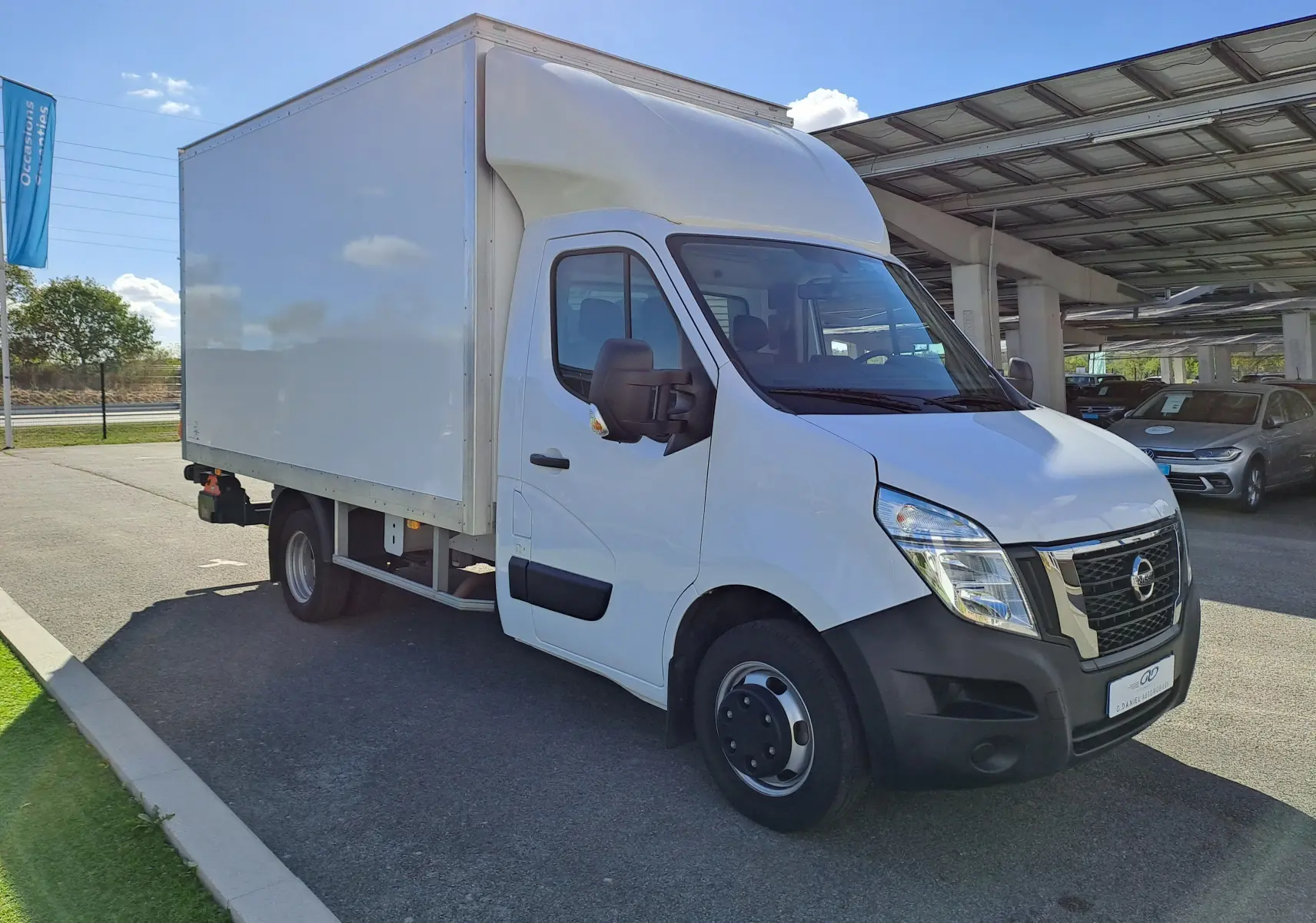 Vue 3/4 avant droit d’un Nissan Interstar châssis cabine blanc 2024 avec caisse fermée et calandre noire.