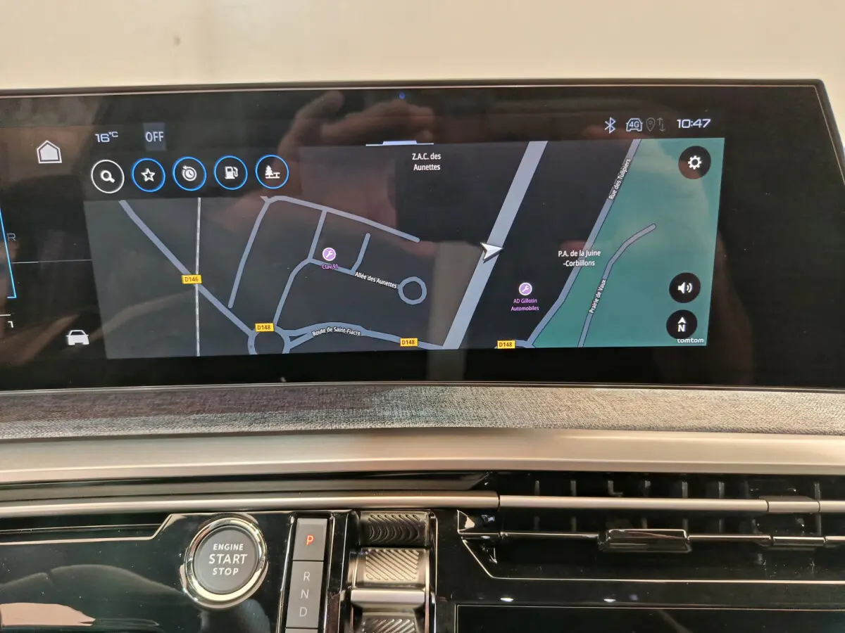 Vue rapprochée du tableau de bord du Peugeot 3008 blanc 2025, mettant en valeur l'écran tactile multifonction et le bouton start/stop.