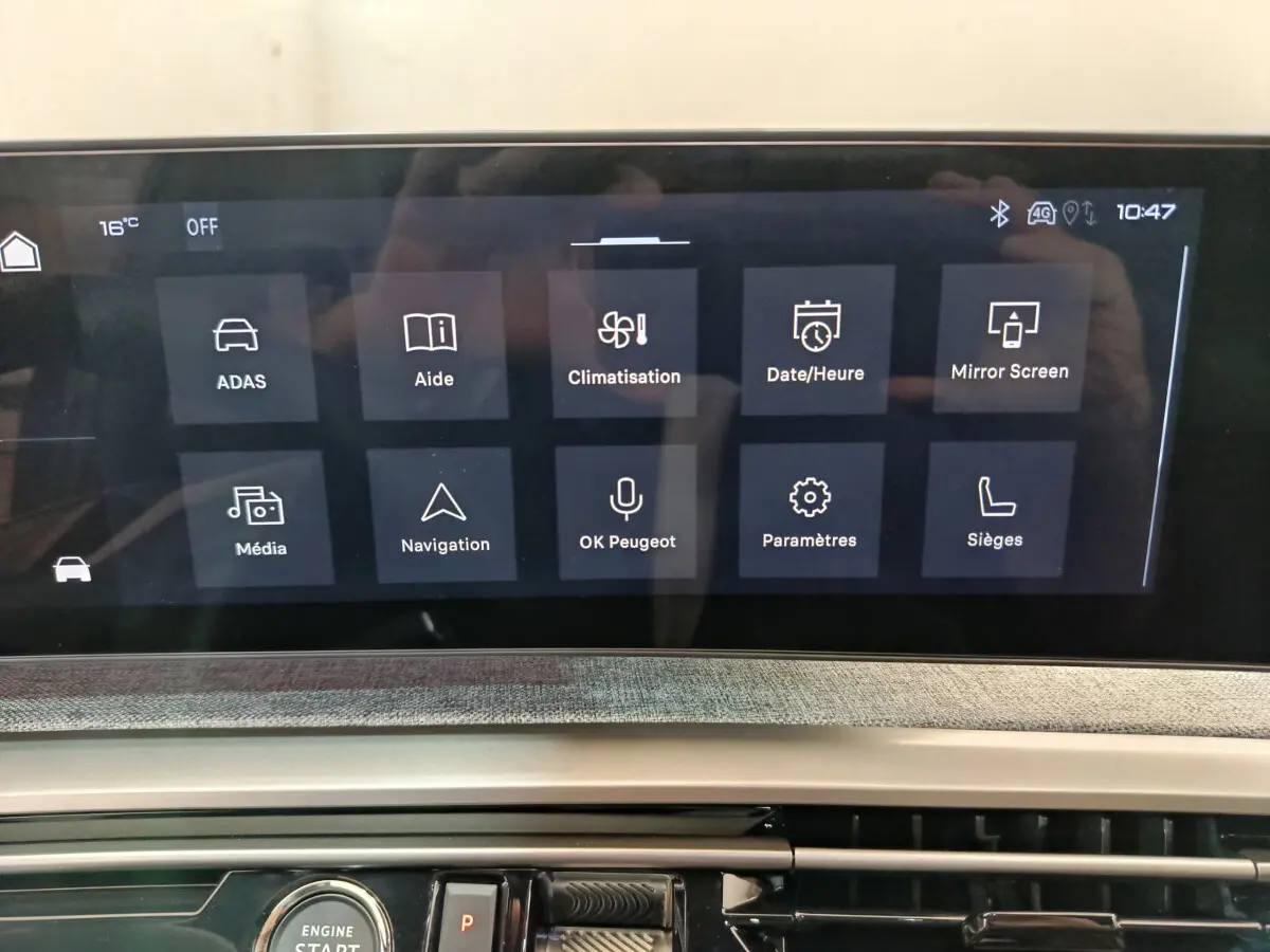 Écran tactile central du tableau de bord du Peugeot 3008 blanc, affichant les menus de navigation et climatisation.