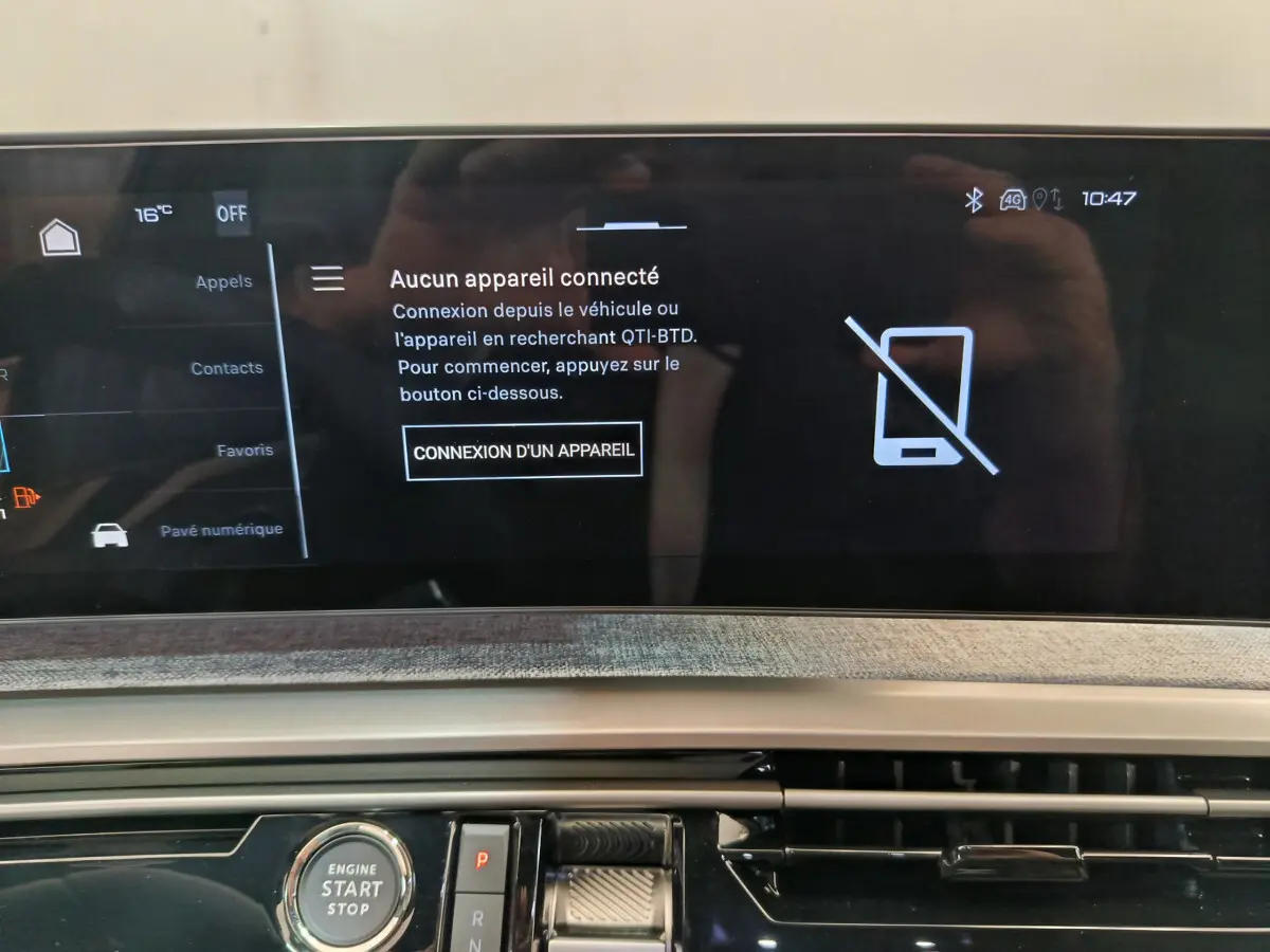 Écran tactile central du Peugeot 3008 blanc 2025 affichant la connexion Bluetooth, bouton démarrage visible en bas.