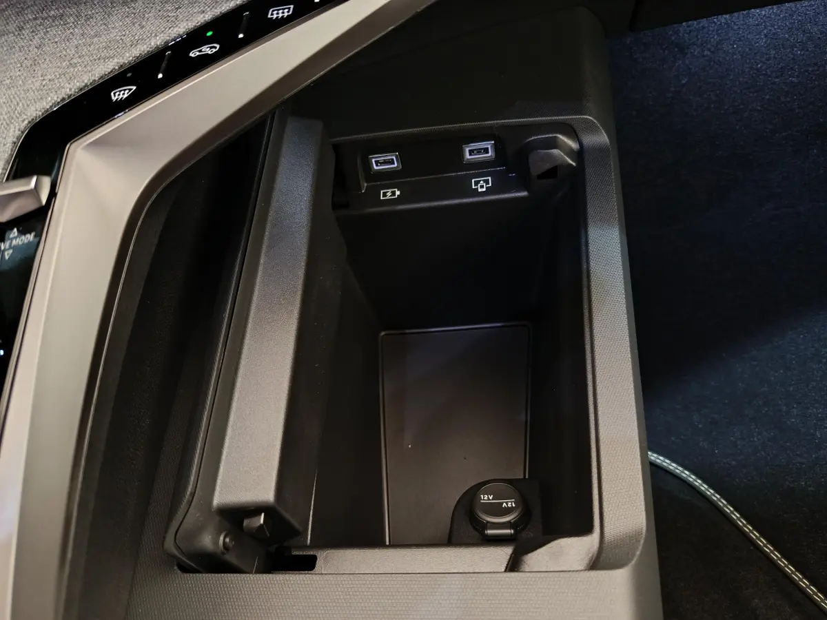 Vue rapprochée de la console centrale du Peugeot 3008 blanc 2025, montrant ports USB et prise 12V intégrés.