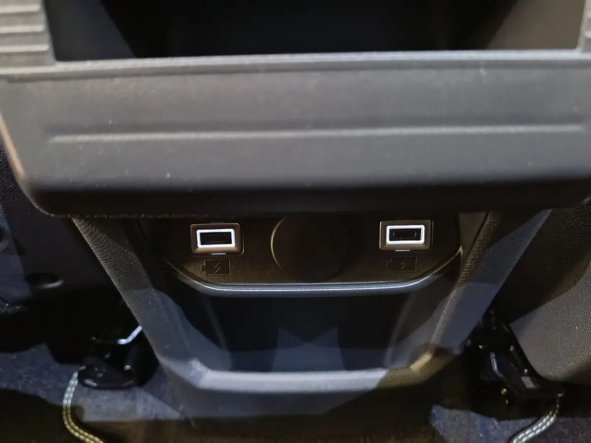Prise USB double arrière sur console centrale noire du Peugeot 3008 blanc 1.2 HYBRID 145 E-DCS6 GT 2025