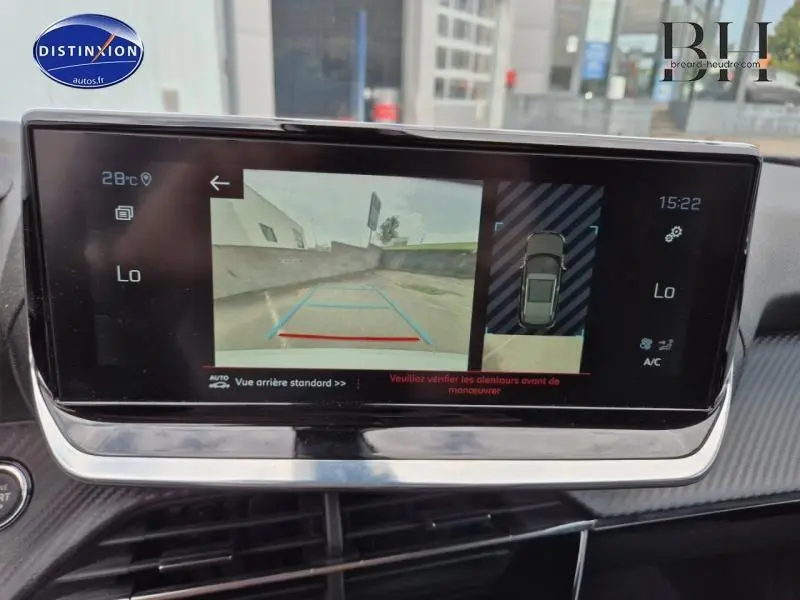 Écran central du Peugeot 2008 2021 affichant la caméra de recul et l’aide au stationnement en vue intérieure.
