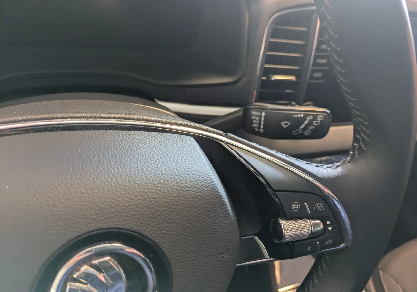 Gros plan sur la partie droite du volant noir du Skoda Karoq 2023 avec commandes de régulateur adaptatif.